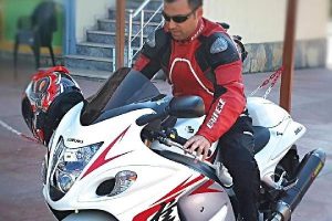 Yayaya &ccedil;arpan motosikletin s&uuml;r&uuml;c&uuml;s&uuml; &ouml;ld&uuml;