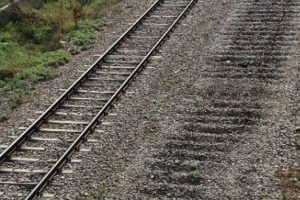 Tren raylarında seks yaparken kafası koptu