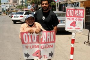 Bedensel engelli 40 derece sıcaklıkta otoparkta &ccedil;alışıyor