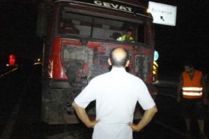 TIR kavşakta duramayınca zincirleme kaza oldu: 5 yaralı