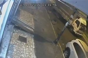 İstanbul'da kamyonet hırsızlığı kameraya yansıdı