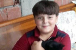 Otomobilde uyuyan &ccedil;ocuk bir anda aşağı atladı
