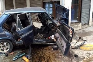 İşyerine &ccedil;arpan otomobilin s&uuml;r&uuml;c&uuml;s&uuml; yaralandı