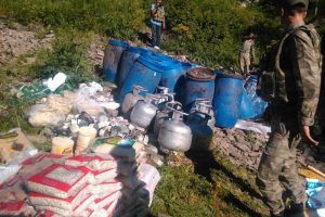 PKK'ya ait iki sığınak ve &ccedil;ok sayıda malzeme ele ge&ccedil;irildi
