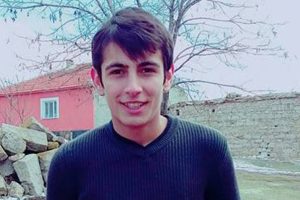 Babasını korumak i&ccedil;in t&uuml;feğin &ouml;n&uuml;ne atlayan &ccedil;ocuk &ouml;ld&uuml;