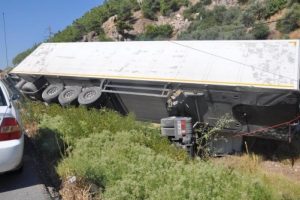 TIR karşı şeritteki otomobile &ccedil;arptı: 1 &ouml;l&uuml;, 2 yaralı