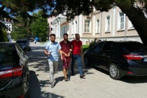 Sahte parayla &ouml;deme yapmak istedi, esnafın dikkatiyle yakalandı