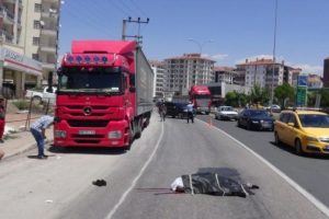TIR'ın altında can verdi