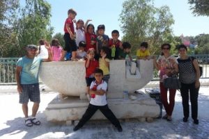 Kırılan heykelde, Aylan bebeğin temsili ayak izlerini &ccedil;ocuklar yapmış