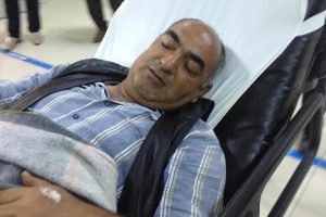 'Kağıtları yere atma'' diye uyaran temizlik g&ouml;revlisini bı&ccedil;akladı