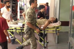 &Ccedil;atıdan d&uuml;şen asker yaralandı