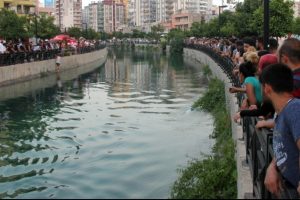 Sulama kanalına u&ccedil;an aracın s&uuml;r&uuml;c&uuml;s&uuml;n&uuml; vatandaşlar kurtardı