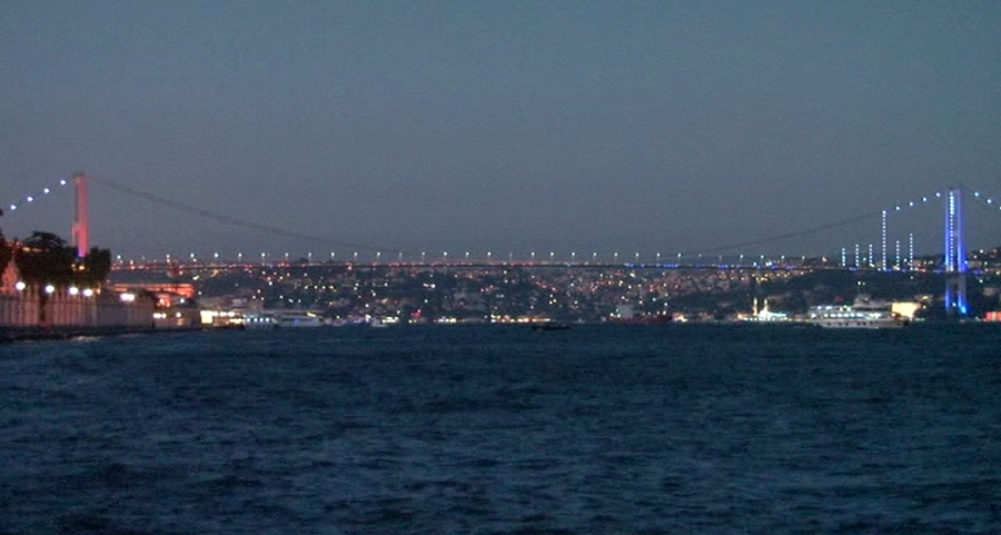 Boğazi&ccedil;i K&ouml;pr&uuml;s&uuml; Fransız bayrağının renkleriyle aydınlatıldı