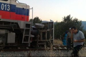 Tren, tarım iş&ccedil;ilerini taşıyan kamyonete &ccedil;arptı: 2 &ouml;l&uuml;, 9 yaralı