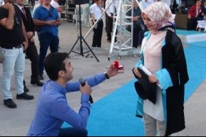 8 bin kişinin &ouml;n&uuml;nde evlenme teklif etti