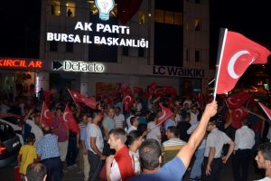 Bursa'da vatandaşlar T&uuml;rk Bayrakları'yla Şehrek&uuml;st&uuml; Meydanı'na indi