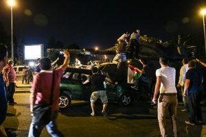Vatandaşlar tankların &uuml;zerine &ccedil;ıktı!