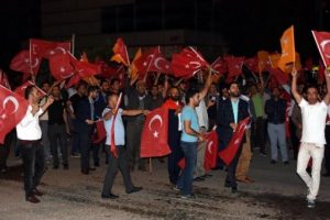 Van, Hakkari ve Bitlis'te vatandaşlar sokağa akın etti