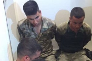 Halk, darbe girişimindeki askerleri polise teslim ediyor