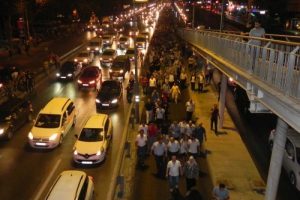 İstanbul'da binlerce kişi Atat&uuml;rk Havalimanı'na y&uuml;r&uuml;d&uuml;