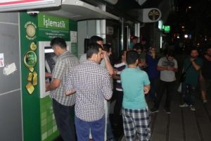 ATM'lerin &ouml;n&uuml;nde kuyruk