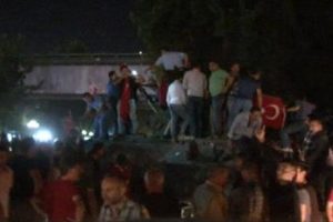 Ankara'da tanklar vatandaşların kontrol&uuml;ne ge&ccedil;ti
