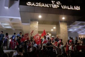 Darbe karşıtı eyleme Başbakan Yardımcısı da katıldı
