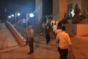 Toplanan grup Sakarya Valiliği'ni basan askerleri dışarı &ccedil;ıkardı: 8 yaralı