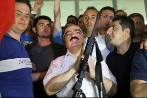 Vali Coş, elinde t&uuml;fekle vatandaşa seslendi