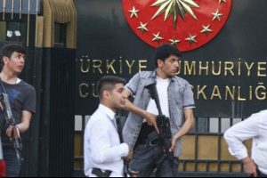 Cumhurbaşkanlığı K&uuml;lliyesi'ne girmeye &ccedil;alışırken yakalandılar!
