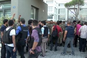 T&uuml;rk Telekom binasına giren darbeciler de teslim oldu
