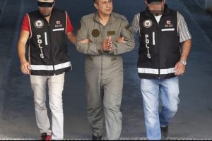 G&ouml;zaltına alınan askerlerin r&uuml;tbeleri yere atıldı