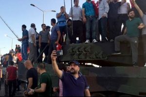 Boğazi&ccedil;i K&ouml;pr&uuml;s&uuml;'nde tankların &uuml;zerinde hatıra fotoğrafı &ccedil;ektirdiler