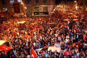 D&uuml;nya T&uuml;rkiye'yi ayağa kaldıran geceyi b&ouml;yle g&ouml;rd&uuml;