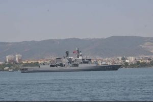 Donanma Komutanı Oramiral Veysel K&ouml;sele firkateyn ile &uuml;sse d&ouml;nd&uuml;