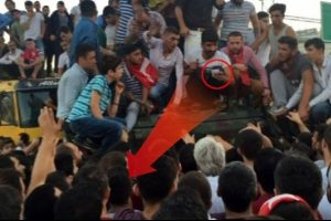 Tanktan not attı lin&ccedil;ten polis kurtardı!