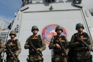 Sahil g&uuml;venlik botu ile ka&ccedil;maya kalktılar