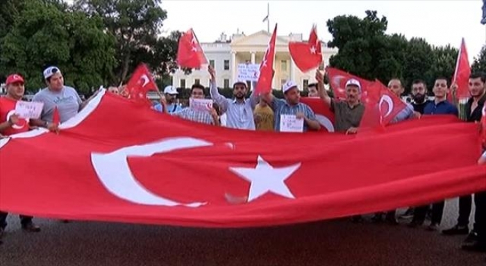 Beyaz Saray &ouml;n&uuml;nde kalkışma protestosu