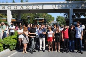 Boğazi&ccedil;i &Uuml;niversitesi &ouml;ğrencilerinden demokrasiye destek