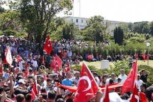 Bayrağı alan TBMM'ye koştu