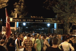 Halk Top&ccedil;u Okulu'na y&uuml;r&uuml;d&uuml;, camiye giren Yarbay ka&ccedil;tı