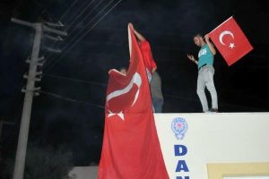 Polisten destek g&ouml;sterisine anonslu karşılık
