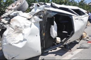 Kamyonet, bah&ccedil;e duvarına &ccedil;arpıp takla attı: 1 &ouml;l&uuml;, 1 yaralı
