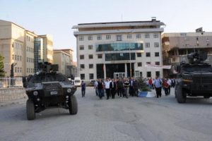 Hakkari'de esnaf ve STK temsilcileri darbeye karşı y&uuml;r&uuml;d&uuml;