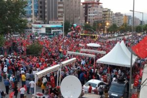 Bursa'da onbinler meydanlara indi