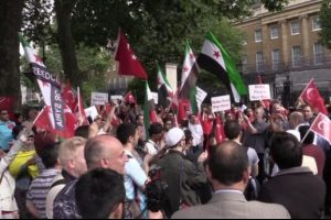 T&uuml;rkiye'deki darbe girişimi İngiltere Başbakanlık binası &ouml;n&uuml;nde protesto edildi...