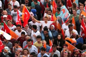 İzmir'de darbe girişimine karşı demokrasi n&ouml;beti