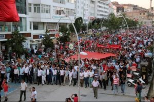 Bolu'da darbe girişimine T&uuml;rk bayraklı protesto
