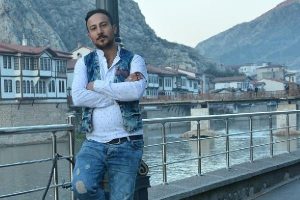 Ağabeyini &ouml;ld&uuml;rd&uuml;ğ&uuml; &ouml;ne s&uuml;r&uuml;len gen&ccedil; kız tutuklandı