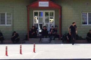 Polis kışlaya girdi